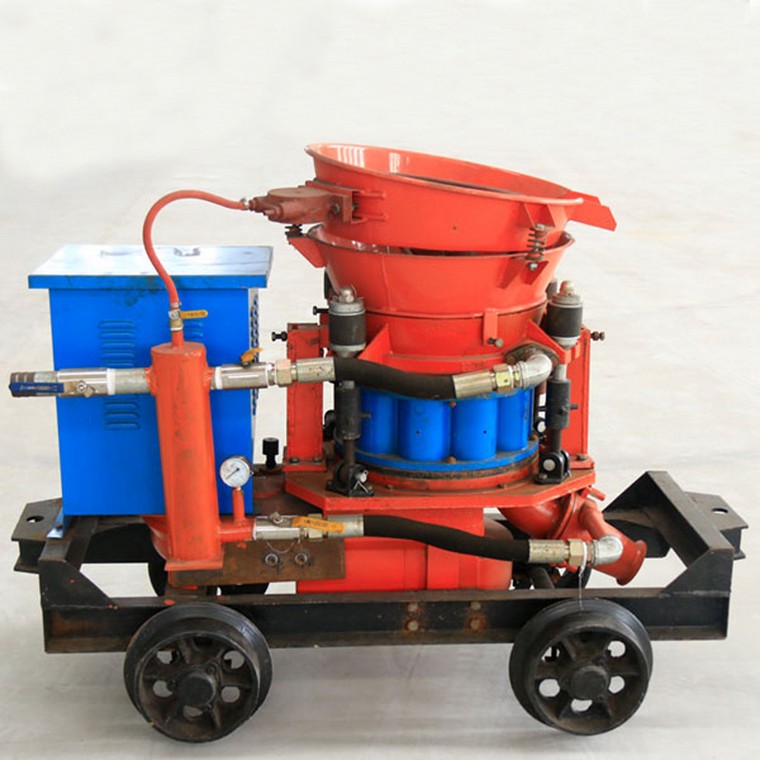 What does the sprayer need to do to effectively deal with the dust in the spraying operation of shotcrete machine