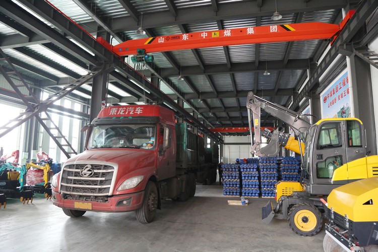 China Coal Group Sent Hydraulic Props To Xinjiang and Shanxi